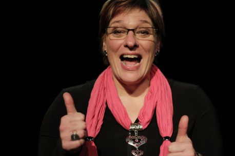 Chantal pouces dans les airs